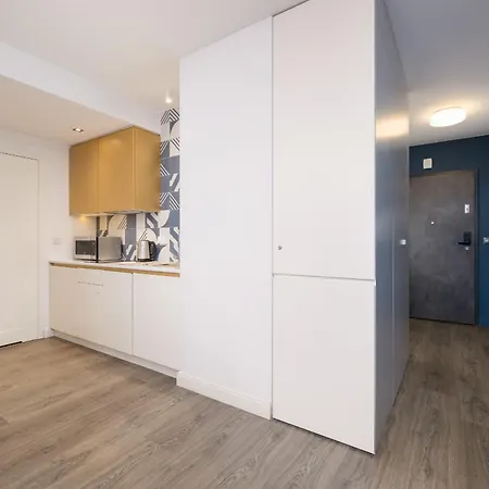 Διαμέρισμα Blue And With Bright Pink Bedroom In By Renters *