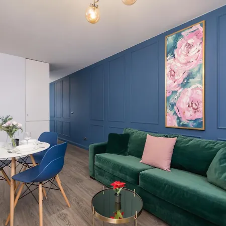 Διαμέρισμα Blue And With Bright Pink Bedroom In By Renters