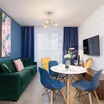 Blue And With Bright Pink Bedroom In By Renters 公寓 *