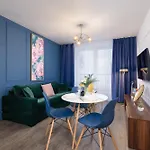 Blue And With Bright Pink Bedroom In By Renters 公寓 克拉科夫