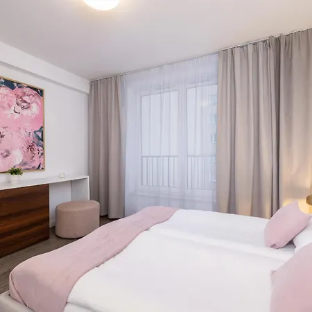 Blue And With Bright Pink Bedroom In By Renters Krakkó