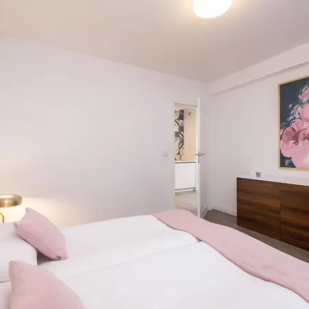 Apartament Blue And With Bright Pink Bedroom In By Renters Kraków