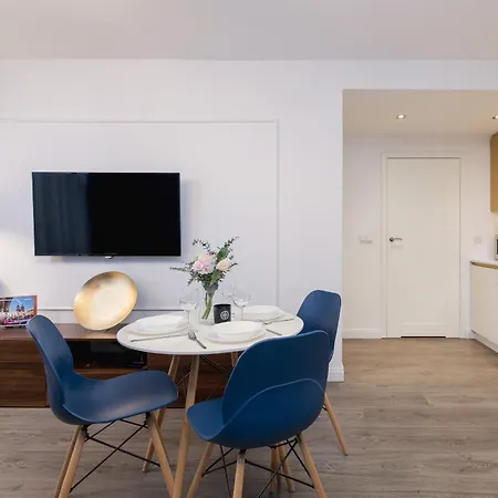 Blue And With Bright Pink Bedroom In By Renters Krakkó