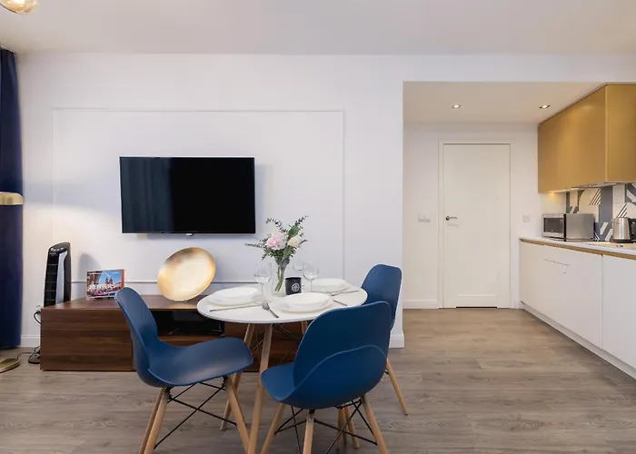 Blue And With Bright Pink Bedroom In By Renters Krakkó